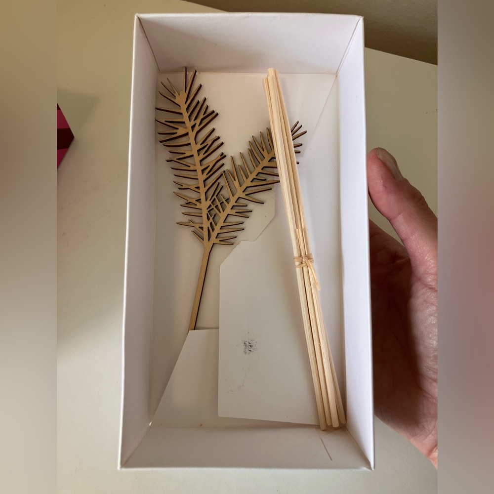 Mersea Mistletoe Kiss Reed Diffuser - Picture 5 of 5